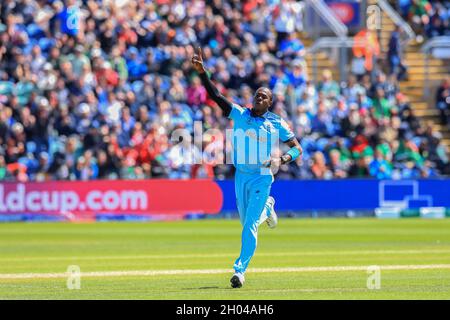 Il giocatore di cricket inglese Jofra Archer festeggia durante la dodicesima partita della Coppa del mondo di cricket ICC (International Cricket Council) tra Bangladesh e Inghilterra a Cardiff.Inghilterra vinta da 106 corse. Foto Stock