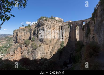 Ronda Málaga Spagna - 09 16 2021: Vista sul Ponte nuovo sopra il calibro e il fenomeno geologico naturale, scogliere di erosione intorno alla città, un iconi Foto Stock