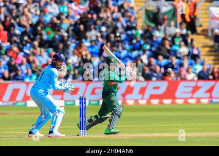 Il giocatore di cricket del Bangladesh Mushfiqur Rahim (C) visto in azione durante la dodicesima partita della ICC (International Cricket Council) Cricket World Cup tra il Bangladesh e l'Inghilterra a Cardiff.Inghilterra ha vinto da 106 corse. Foto Stock