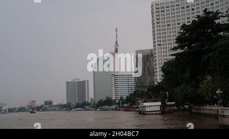 Shangri-la Hotel, Mandarin Oriental Hotel, CAT Tower, lungo il fiume Chao Phraya Bangkok Thailandia Foto Stock