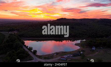 Magnifico tramonto autunnale sul lago bulgaro nel villaggio di Elenovo. Vista aerea. Foto Stock