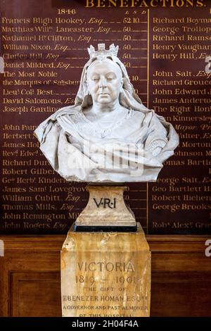 Busto della Regina Vittoria di Edward Onslow Ford all'interno della Grande Sala all'ala nord del St Bartolomew's Hospital, Londra, Regno Unito Foto Stock