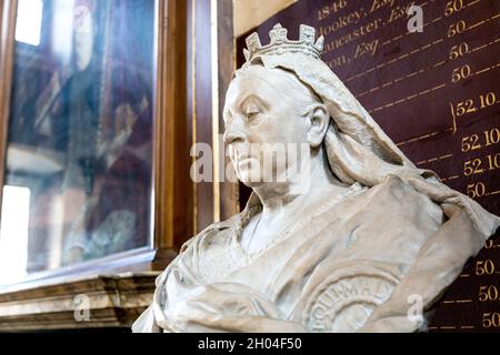 Busto della Regina Vittoria di Edward Onslow Ford all'interno della Grande Sala all'ala nord del St Bartolomew's Hospital, Londra, Regno Unito Foto Stock