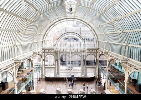 Interno della Paul Hamlyn Hall (Floral Hall) presso la Royal Opera House, Covent Garden, Londra, Regno Unito Foto Stock