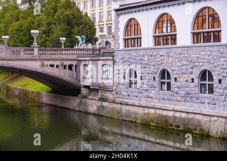 Vista dei portici di Plecnik e del Ponte del Drago, del centro di Lubiana Foto Stock