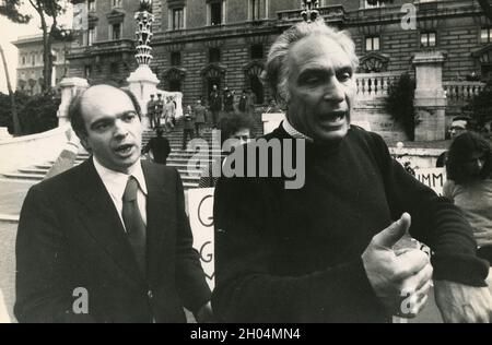 Il giornalista e politico italiano Gianfranco Spadaccia protestando (a sinistra), anni '70 Foto Stock