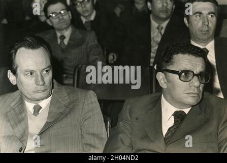 Il politico italiano Franco Salvi (a sinistra) e il giornalista Sergio Segre, anni '70 Foto Stock