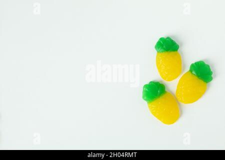 Caramelle gommosi su sfondo bianco, spazio per il testo. Foto Stock