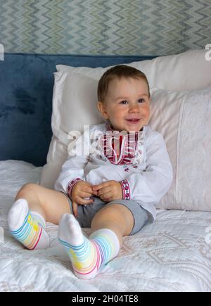 Ragazzo in una camicia nazionale ucraina. Il bambino è felice e sorridente. Foto Stock