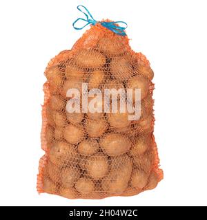 Sacchetto di patate a rete in plastica su sfondo bianco isolato su sfondo bianco. Foto Stock