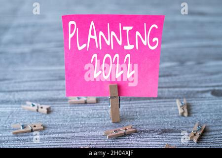 Inspirazione che mostra la pianificazione dei segni 2022. Internet Concept processo di fare piani per qualcosa l'anno prossimo pezzo di bianco Square Note circondato da Foto Stock