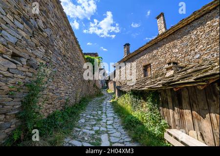 Villaggio di Kovachevitsa con autentici del XIX secolo e ospita, Blagoevgrad Regione, Bulgaria Foto Stock