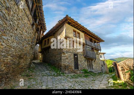 Villaggio di Kovachevitsa con autentici del XIX secolo e ospita, Blagoevgrad Regione, Bulgaria Foto Stock