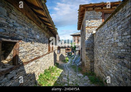 Villaggio di Kovachevitsa con autentici del XIX secolo e ospita, Blagoevgrad Regione, Bulgaria Foto Stock