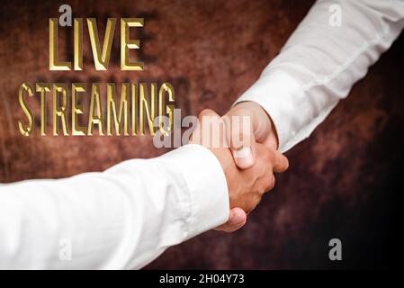 Streaming live didascalia concettuale. Parola scritta su trasmissione video live copertura di un evento su Internet Two Professional Well-Dressed Corporate Foto Stock