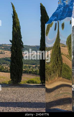 Colonna ionica di Helidon Xhixha tra i cipressi a i Cipressi di San Quirico d'Orcia, San Quirico d'Orcia, nei pressi di Pienza, Toscana, Italia nel mese di settembre Foto Stock