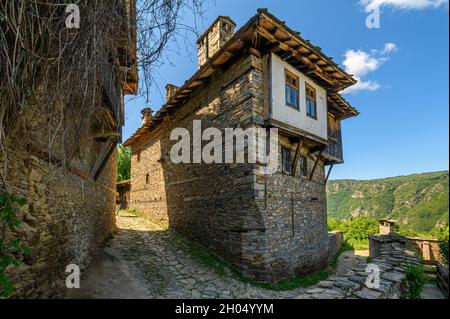 Villaggio di Kovachevitsa con autentici del XIX secolo e ospita, Blagoevgrad Regione, Bulgaria Foto Stock