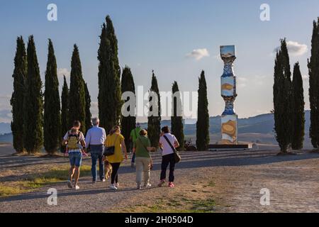 Colonna ionica di Helidon Xhixha tra i cipressi a i Cipressi di San Quirico d'Orcia, San Quirico d'Orcia, nei pressi di Pienza, Toscana, Italia nel mese di settembre Foto Stock