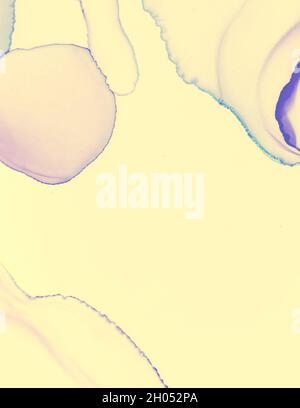 Modello di invito al matrimonio. Liquido pastello giallo Foto Stock