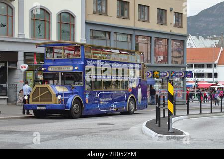 Bergen, Norvegia - 13 giugno 2012: Autobus turistico in città Foto Stock