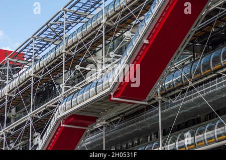 Parigi, Francia, settembre 2021. Particolare della facciata anteriore del famoso palazzo del Centro Pompidou con la sua estetica tecnologica e la scala rossa Foto Stock