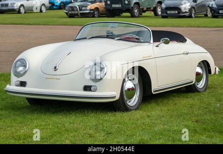 1958 Porsche Speedster auto al Bicester Heritage Center, Domenica Scramble evento. Bicester, Oxfordshire, Inghilterra Foto Stock