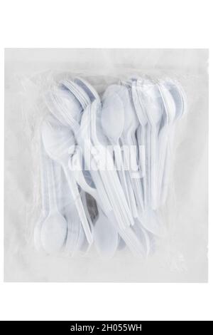 Confezione di cucchiai monouso in plastica isolati su sfondo bianco Foto Stock