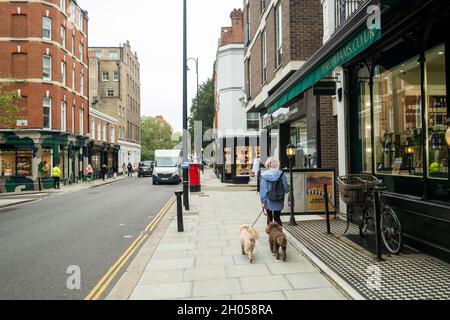 LONDRA - MAGGIO 2018: Negozi di Knightsbridge scena, un'area esclusiva di negozi e ristoranti Foto Stock