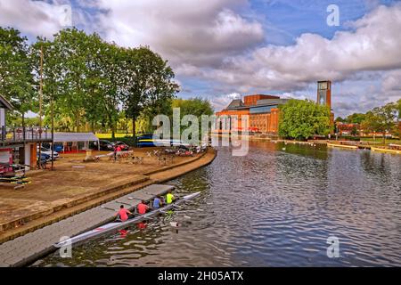 Stratford-upon-Avon Boat Club sul fiume Avon e il Royal Shakespeare Theatre a Stratford-upon-Avon, Warwickshire, Inghilterra. Foto Stock