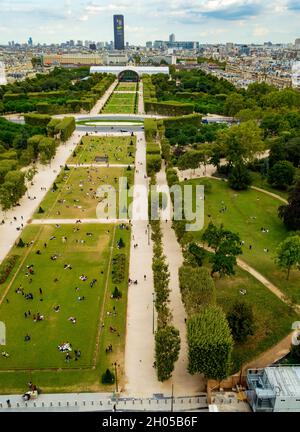 Parigi, Francia, settembre 2021. Paesaggio urbano areale visto dalla torre Eiffel. Foto Stock