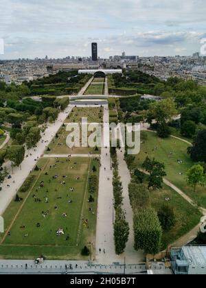 Parigi, Francia, settembre 2021. Paesaggio urbano areale visto dalla torre Eiffel. Foto Stock