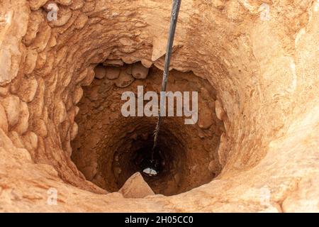 Pozzo d'acqua tradizionale in un villaggio in Marocco Foto Stock