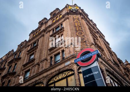 Londra - Ottobre 2021: Grandi magazzini Harrods a Knightsbridge, Londra. Mostra il famoso logo harrods segno e Knightsbridge segno sotterraneo Foto Stock