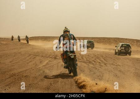 Turismo estremo. Moto fuoristrada e veicoli a 4 ruote motrici fotografati in Marocco Foto Stock