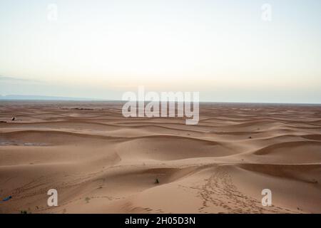 Sahara deserto paesaggio fotografato a Erg Chebbi, Marocco, Africa Foto Stock