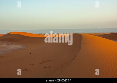 Sahara deserto paesaggio fotografato a Erg Chebbi, Marocco, Africa Foto Stock