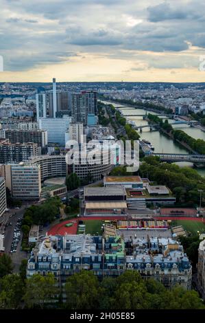 Vista aerea della città di Parigi con il bel fiume Senna visto dal Tour Eifel Foto Stock