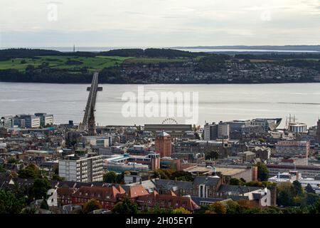 Dundee, Tayside, Scozia, Regno Unito. 11 ottobre 2021. UK Meteo: Un luminoso giorno d'autunno con occasionali incantesimi soleggiati in tutta la Scozia nord-orientale con temperature che raggiungono i 15°C. Paesaggio autunnale della città di Dundee e delle aree suburbane circostanti osservate dalla “Legge” i resti di una soglia vulcanica ed è il punto di vista più alto della città. Credit: Dundee Photographics/Alamy Live News Foto Stock