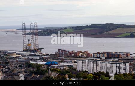 Dundee, Tayside, Scozia, Regno Unito. 11 ottobre 2021. UK Meteo: Un luminoso giorno d'autunno con occasionali incantesimi soleggiati in tutta la Scozia nord-orientale con temperature che raggiungono i 15°C. Paesaggio autunnale della città di Dundee e delle aree suburbane circostanti osservate dalla “Legge” i resti di una soglia vulcanica ed è il punto di vista più alto della città. Credit: Dundee Photographics/Alamy Live News Foto Stock