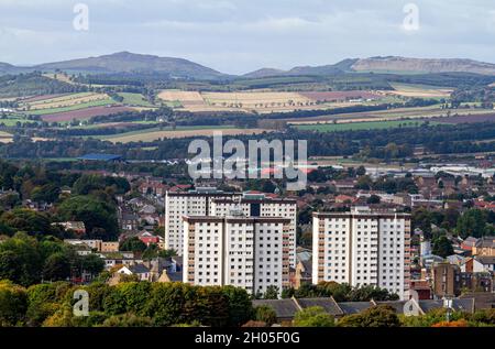 Dundee, Tayside, Scozia, Regno Unito. 11 ottobre 2021. UK Meteo: Un luminoso giorno d'autunno con occasionali incantesimi soleggiati in tutta la Scozia nord-orientale con temperature che raggiungono i 15°C. Paesaggio autunnale della città di Dundee e delle aree suburbane circostanti osservate dalla “Legge” i resti di una soglia vulcanica ed è il punto di vista più alto della città. Credit: Dundee Photographics/Alamy Live News Foto Stock