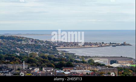 Dundee, Tayside, Scozia, Regno Unito. 11 ottobre 2021. UK Meteo: Un luminoso giorno d'autunno con occasionali incantesimi soleggiati in tutta la Scozia nord-orientale con temperature che raggiungono i 15°C. Paesaggio autunnale della città di Dundee e delle aree suburbane circostanti osservate dalla “Legge” i resti di una soglia vulcanica ed è il punto di vista più alto della città. Credit: Dundee Photographics/Alamy Live News Foto Stock