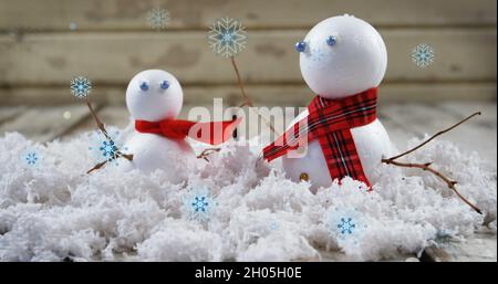 Immagine della neve che cade su pupazzi di neve a natale Foto Stock