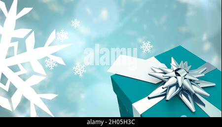 Immagine di caduta fiocchi di neve sopra regalo di natale e. Foto Stock