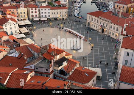 Bellissimo tramonto a Pirano su piazza Tartini. Foto Stock