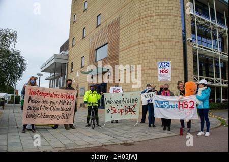 Aylesbury, Regno Unito. 11 Ottobre 2021. HS2 Ltd ha sequestrato terreni di proprietà del Buckinghamshire Council che è attualmente occupato dalla Anti HS2 Wendover Active Resistance dove HS2 sta ora evocando i manifestanti. La terra non faceva parte della Hybrid Bill. I manifestanti dicono che l'ordine del tribunale ottenuto da HS2 contro HS2 è stato concesso presumibilmente utilizzando prove fittizie di un conflitto in voce tra i manifestanti e HS2 che i manifestanti dicono non è accaduto. La gente del posto e i manifestanti si sono recati oggi negli uffici del consiglio del Buckinghamshire ad Aylesbury per rivolgere loro le loro domande. Direttore delle autostrade e dei Trasporti Foto Stock