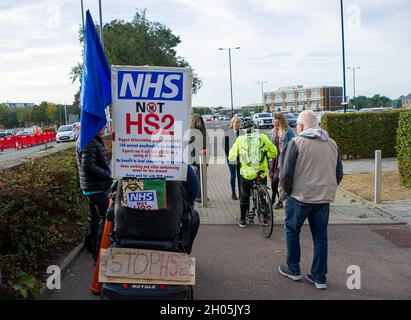 Aylesbury, Regno Unito. 11 Ottobre 2021. HS2 Ltd ha sequestrato terreni di proprietà del Buckinghamshire Council che è attualmente occupato dalla Anti HS2 Wendover Active Resistance dove HS2 sta ora evocando i manifestanti. La terra non faceva parte della Hybrid Bill. I manifestanti dicono che l'ordine del tribunale ottenuto da HS2 contro HS2 è stato concesso presumibilmente utilizzando prove fittizie di un conflitto in voce tra i manifestanti e HS2 che i manifestanti dicono non è accaduto. La gente del posto e i manifestanti si sono recati oggi negli uffici del consiglio del Buckinghamshire ad Aylesbury per rivolgere loro le loro domande. Direttore delle autostrade e dei Trasporti Foto Stock