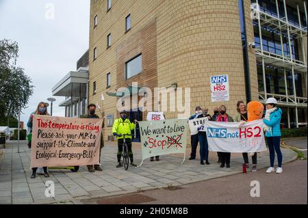 Aylesbury, Regno Unito. 11 Ottobre 2021. HS2 Ltd ha sequestrato terreni di proprietà del Buckinghamshire Council che è attualmente occupato dalla Anti HS2 Wendover Active Resistance dove HS2 sta ora evocando i manifestanti. La terra non faceva parte della Hybrid Bill. I manifestanti dicono che l'ordine del tribunale ottenuto da HS2 contro HS2 è stato concesso presumibilmente utilizzando prove fittizie di un conflitto in voce tra i manifestanti e HS2 che i manifestanti dicono non è accaduto. La gente del posto e i manifestanti si sono recati oggi negli uffici del consiglio del Buckinghamshire ad Aylesbury per rivolgere loro le loro domande. Direttore delle autostrade e dei Trasporti Foto Stock