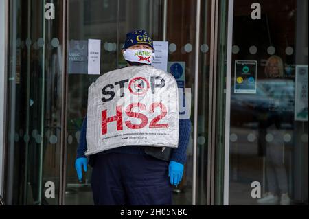 Aylesbury, Regno Unito. 11 Ottobre 2021. HS2 Ltd ha sequestrato terreni di proprietà del Buckinghamshire Council che è attualmente occupato dalla Anti HS2 Wendover Active Resistance dove HS2 sta ora evocando i manifestanti. La terra non faceva parte della Hybrid Bill. I manifestanti dicono che l'ordine del tribunale ottenuto da HS2 contro HS2 è stato concesso presumibilmente utilizzando prove fittizie di un conflitto in voce tra i manifestanti e HS2 che i manifestanti dicono non è accaduto. La gente del posto e i manifestanti si sono recati oggi negli uffici del consiglio del Buckinghamshire ad Aylesbury per rivolgere loro le loro domande. Direttore delle autostrade e dei Trasporti Foto Stock