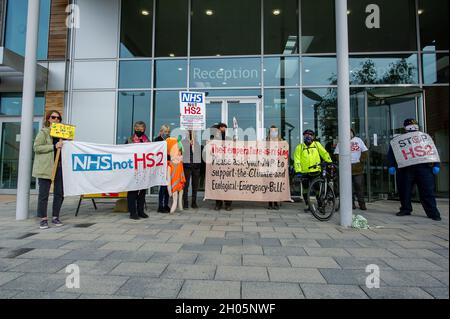 Aylesbury, Regno Unito. 11 Ottobre 2021. HS2 Ltd ha sequestrato terreni di proprietà del Buckinghamshire Council che è attualmente occupato dalla Anti HS2 Wendover Active Resistance dove HS2 sta ora evocando i manifestanti. La terra non faceva parte della Hybrid Bill. I manifestanti dicono che l'ordine del tribunale ottenuto da HS2 contro HS2 è stato concesso presumibilmente utilizzando prove fittizie di un conflitto in voce tra i manifestanti e HS2 che i manifestanti dicono non è accaduto. La gente del posto e i manifestanti si sono recati oggi negli uffici del consiglio del Buckinghamshire ad Aylesbury per rivolgere loro le loro domande. Direttore delle autostrade e dei Trasporti Foto Stock