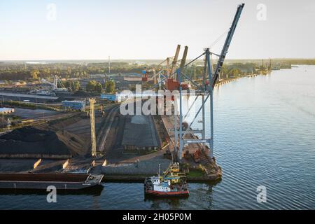 Swinoujscie, Polonia - Porto di trasbordo per carbone, apatite, fosfato e minerale di ferro. Area industriale vista dall'alto, terminale gnl nel b Foto Stock